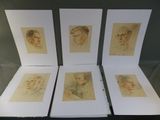 Six dessins représentant un homme et une femme sont exposés dans une vitrine.