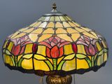 un gros plan d'une lampe posée sur une table, sur fond gris