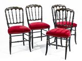 trois chaises noires avec des assises rembourrées rouges sur fond blanc