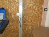 une photo d'une pièce avec une table et un ordinateur portable