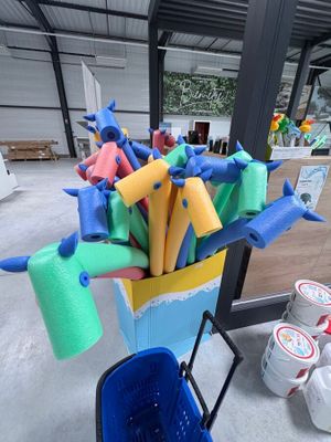 un chariot rempli de jouets en plastique dans un immeuble