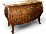 une commode avec un plateau en marbre sur fond blanc