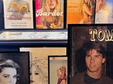 de nombreuses photos d'un homme et d'une femme assis à une table