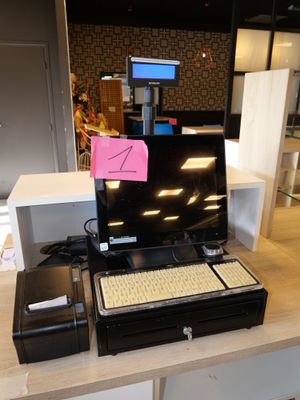 un bureau équipé d'un ordinateur et d'une imprimante