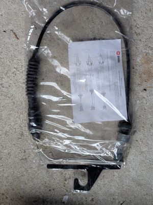 un sac en plastique avec une ficelle attachée, posé par terre