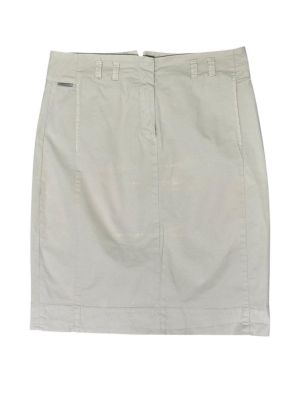 une jupe blanche sur fond blanc