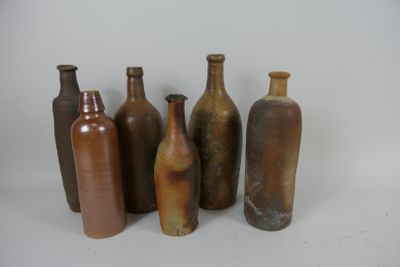 Ensemble six bouteilles en grès dont cinq du Beauvaisis à gl…
