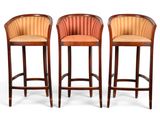 trois tabourets de bar en bois avec des assises rembourrées, sur fond blanc