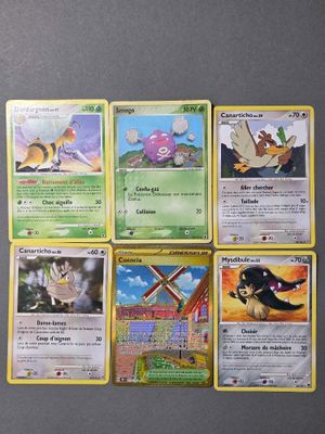 plusieurs cartes Pokémon empilées les unes sur les autres sur une table