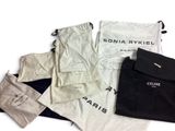 de nombreux sacs de vêtements posés sur une table