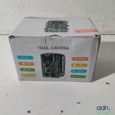 une boîte contenant un appareil photo de surveillance, posée sur une table