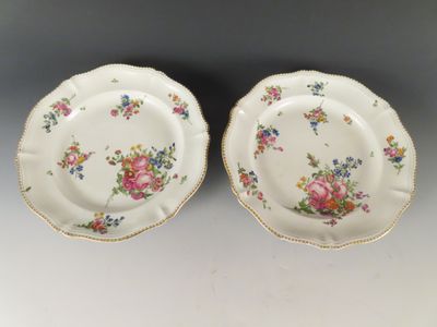 deux assiettes à motifs floraux posées sur une table