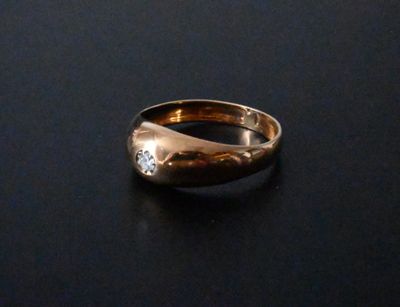 an image of a gold ring with a diamond on it