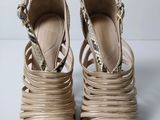 un gros plan sur une paire de chaussures pour femme posée sur une table