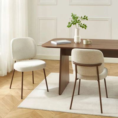 deux chaises et une table sur laquelle est posé un vase