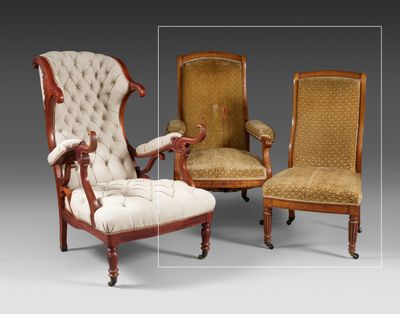 trois fauteuils à accoudoirs rembourrés et à dossier capitonné