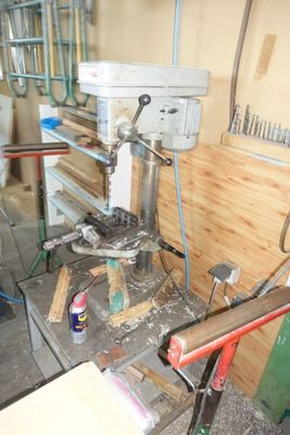 une machine posée sur une table dans une pièce