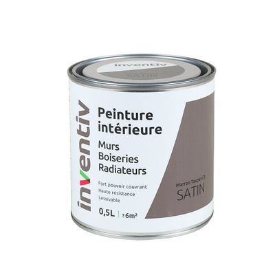 le pot de peinture est posé sur une surface blanche