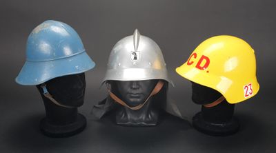 trois casques posés les uns à côté des autres sur une tête de mannequin