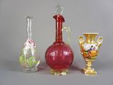 trois vases en verre posés l'un à côté de l'autre sur une table
