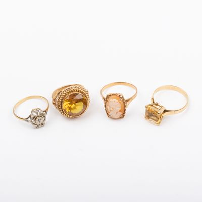 un lot de cinq bagues en or serties de citrines