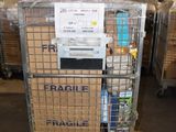 un chariot contenant beaucoup de boîtes