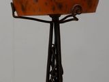 deux lampes posées sur une table