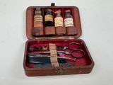une petite trousse contenant une paire de ciseaux et un flacon de médicament
