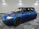 la photo d'une voiture bleue garée dans un garage