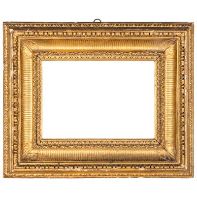 un cadre photo doré sur fond blanc