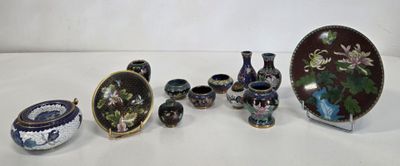 tout un tas de vases et d'assiettes différents sur la table