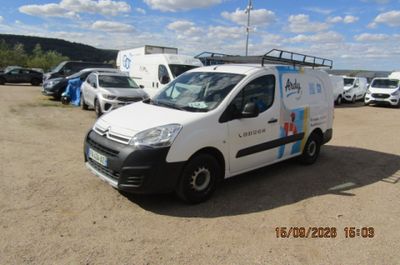 une camionnette blanche garée dans un parking