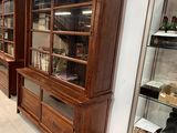 une vitrine au milieu d'une pièce remplie de chaussures