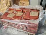 de nombreux sacs de nourriture posés sur une palette