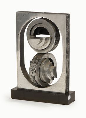 une sculpture métallique représentant deux roues posées sur un socle