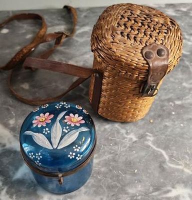 un panier en osier et une boîte bleue posés sur une table