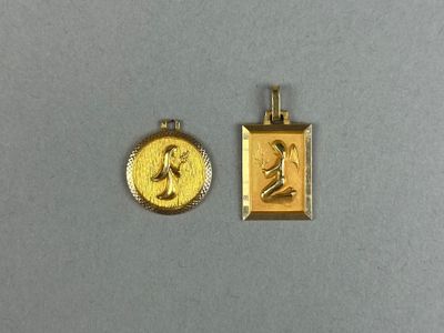 Réunion de deux PENDENTIFS ou MEDAILLES en métal, l'un rond …