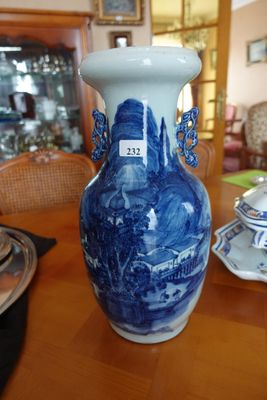 un vase bleu et blanc posé sur une table en bois