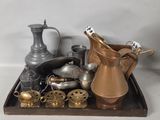 un plateau sur lequel se trouvent de nombreux objets différents