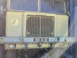 un gros camion jaune garé dans un garage