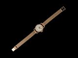 gros plan d'une montre-bracelet sur fond noir