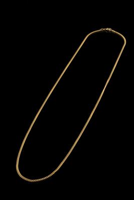 un collier en or sur fond noir