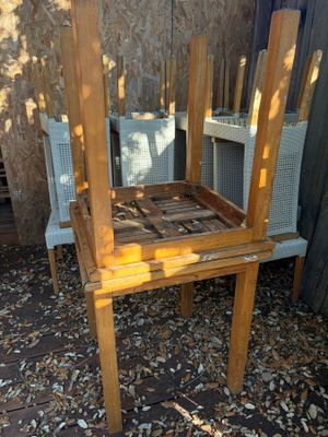 une chaise en bois posée par terre