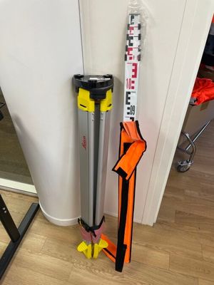 deux skis posés l'un à côté de l'autre sur le sol