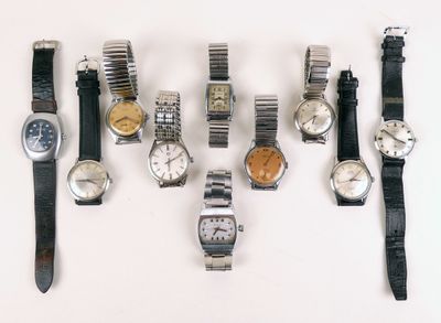 un grand nombre de montres posées sur une table