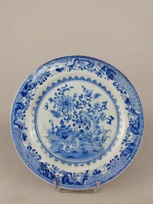 une assiette bleue et blanche ornée de fleurs et d'oiseaux