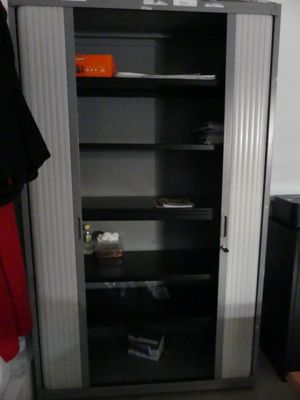 une photo d'un placard dans une petite pièce