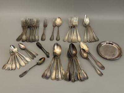 beaucoup de cuillères et de couverts en argent sur la table