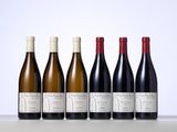 six bouteilles de vin alignées sur une table