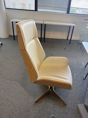 une chaise qui se trouve devant une fenêtre